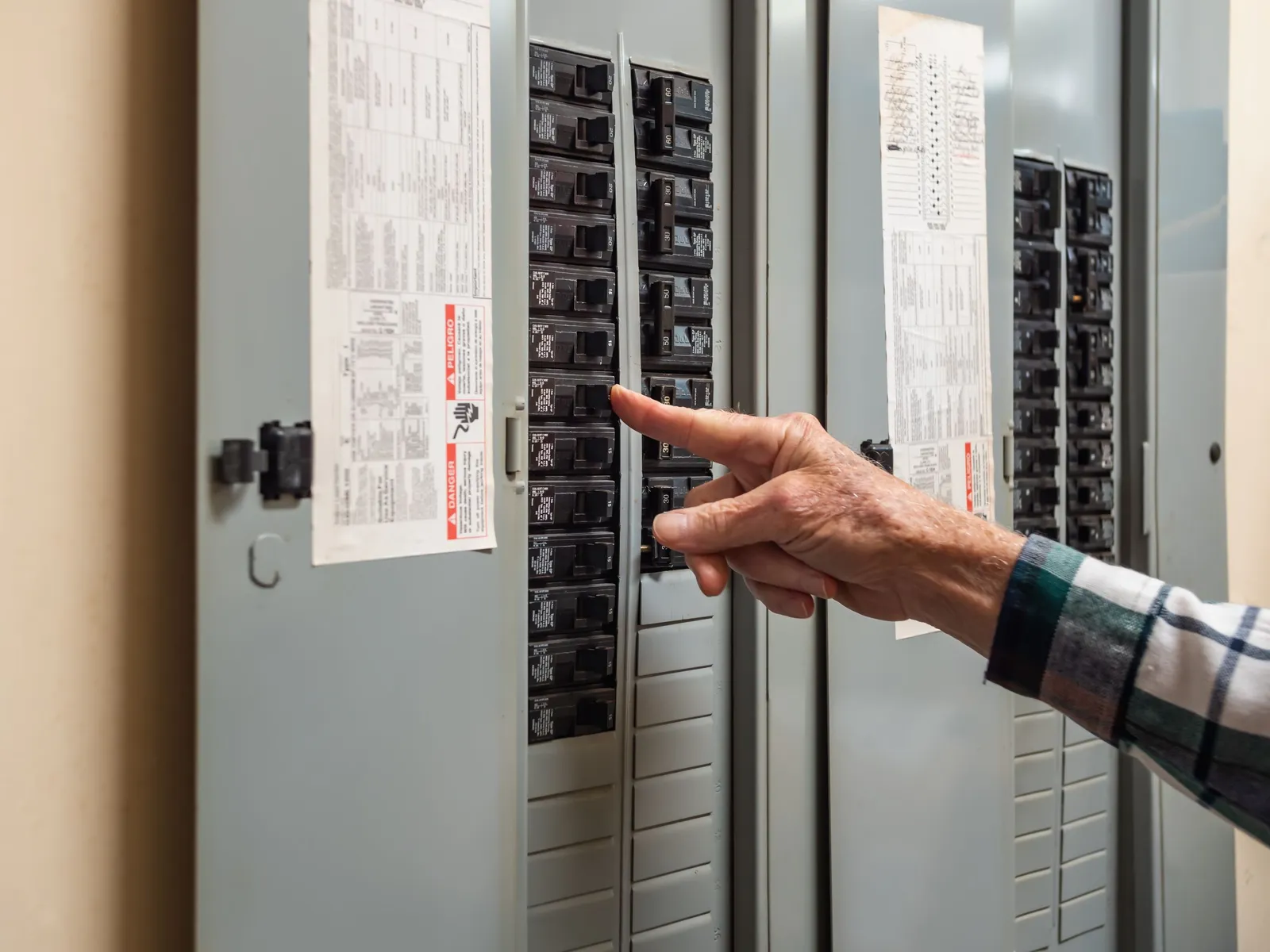 Électricien de Panneaux Électrique MTL travaillant sur un panneau électrique